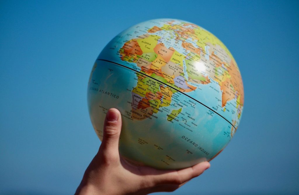 des mains qui tiennent un globe terrestre. Pour signifier la capacité permises par les neurones miroirs de vivre en harmonie.