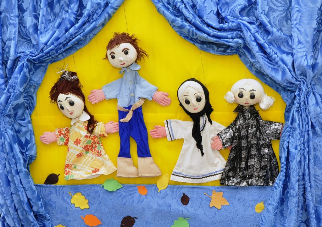 théâtre de marionnettes un jeu pour travailler les neurones miroirs.